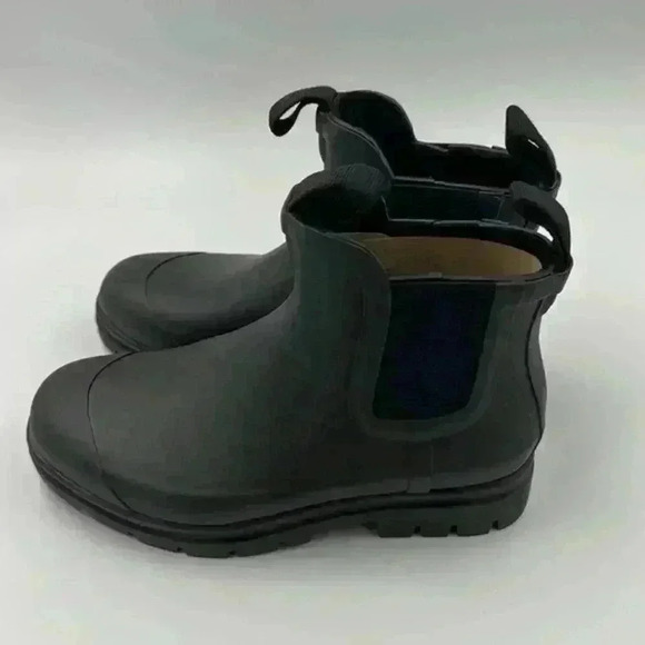 Everlane Shoes - 🆕Everlane rubber ankle boots. Stylish for those rainy, muddy or slushy d…